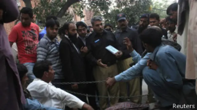  محمد اقبال نے کہا کہ فرزانہ پر حملہ کرنے والے اب بھی انھیں دھمکیاں دے رہے ہیں