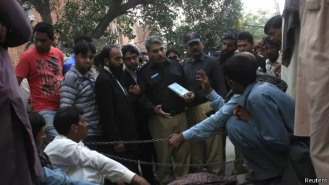 پلیس پاکستان در حال تحقیق در مورد سنگسار فرزانه پروین است