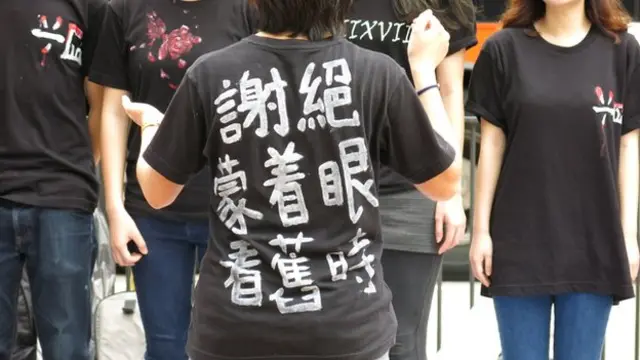 香港理工大学学生在葵芳地铁站外表演“六四报哀音”