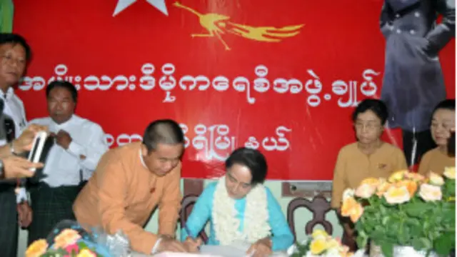 နေပြည်တော် ဥတ္တရ သီရိမြို့နယ် NLD ရုံးမှာ ဒေါ်အောင်ဆန်း စုကြည် လက်မှတ်ရေးထိုး ဆန္ဒ ထုတ်ဖော်