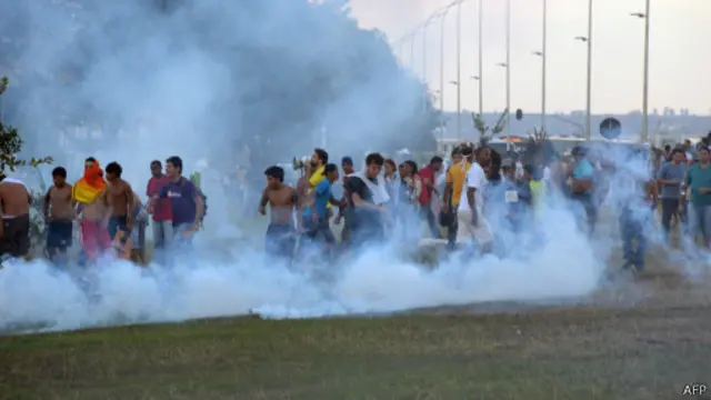 أفادت تقارير بأن ما يقرب من 1500 شخص يشاركون في تلك المظاهرات ونجحوا في قطع الطرق الرئيسية بالعاصمة