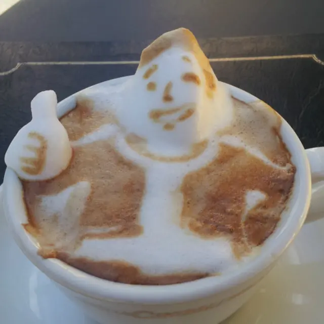 Artista japonês cria sua obras sempre na frente dos clientes e faz sucesso na internet com técnica inovadora.