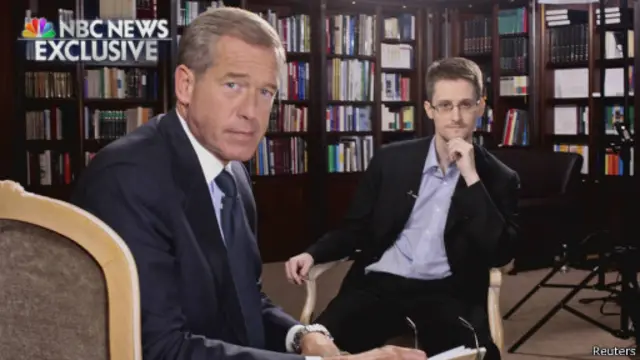 سنودن "على اليمين" مع المذيع بريان وليامز "علي اليسار" في أول مقابلة تلفزيوينة مطولة منذ التسريبات