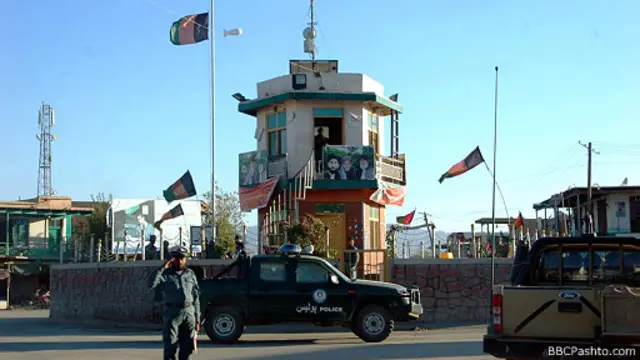 د ګيزاب ولسوال عبدالله ادعا کوي، ددوی پلټني ښيي چې دا دواړه کسان ، يو په کندهار کې سرحدي پولیس او بل د يوه ملي پوليس ورور وو چې د وسلوالو له خوا یې سرونه غوڅ شوي.