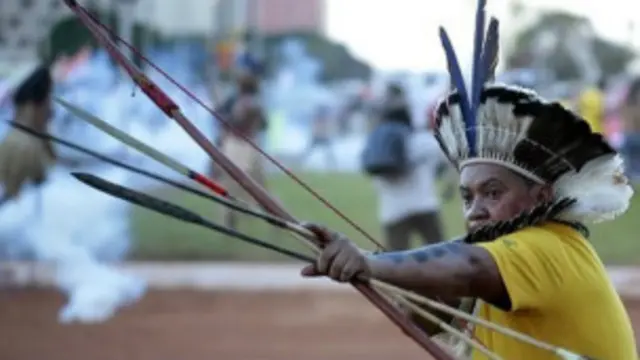 قبائلیوں کی جانب سے چلایا گیا تیر لگنے سے ایک پولیس اہلکار زحمی ہو گیا