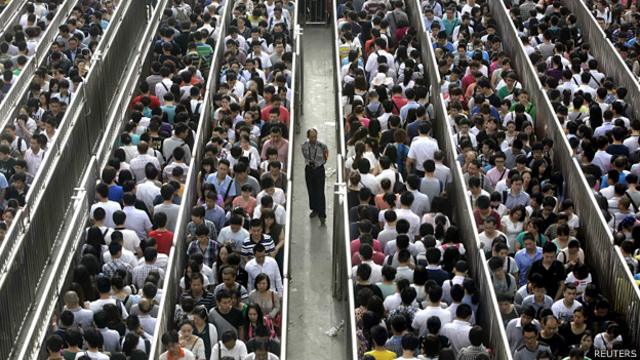 北京地铁天通苑北站外等候安检进站的人群（27/5/2014）
