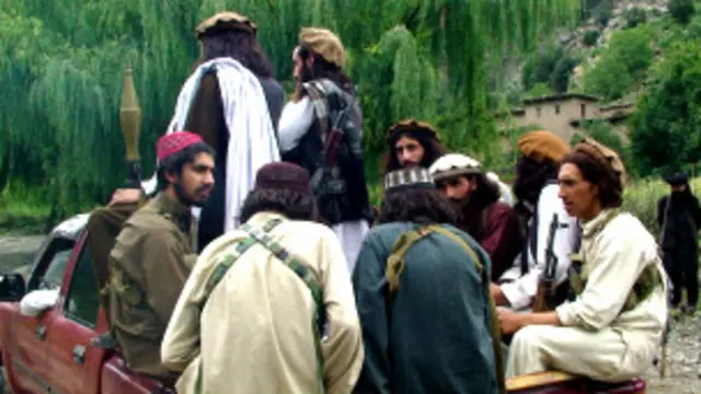 شہر میں زیادہ تر ٹیلیویژن پر خبریں یا کھیلوں کے پروگرام چلائے جاتے ہیں: میران شاہ کے ایک دکاندار