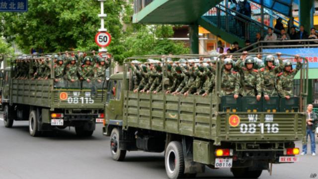 多辆载满武警官兵的卡车在新疆乌鲁木齐市内行走（23/5/2014）