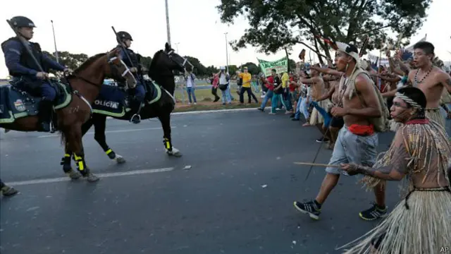 جب صورتحال کشیدہ ہوئی تو پولیس نے متعدد بار مظاہرین کو منتشر کرنے کے لیے آنسو گیس کا استعمال کیا