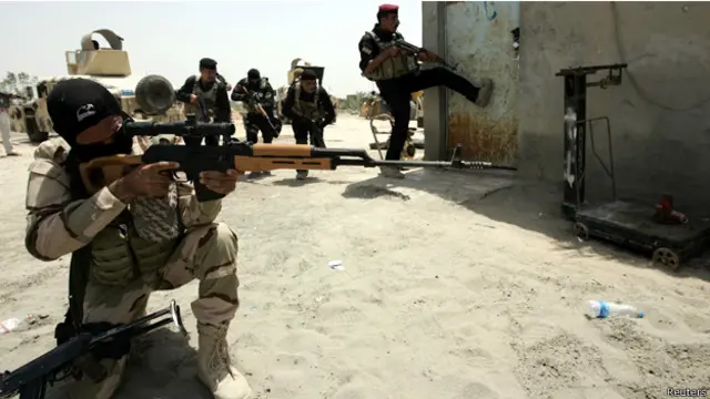 قوات الجيش العراقي تداهم "مقرا للارهابيين" في جرف الصخر الى الجنوب من بغداد