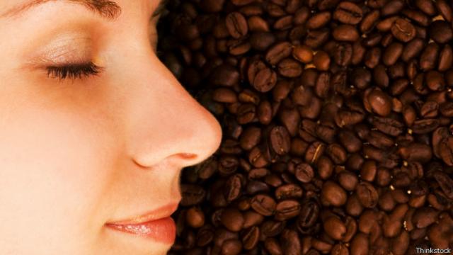 olfateando granos de café