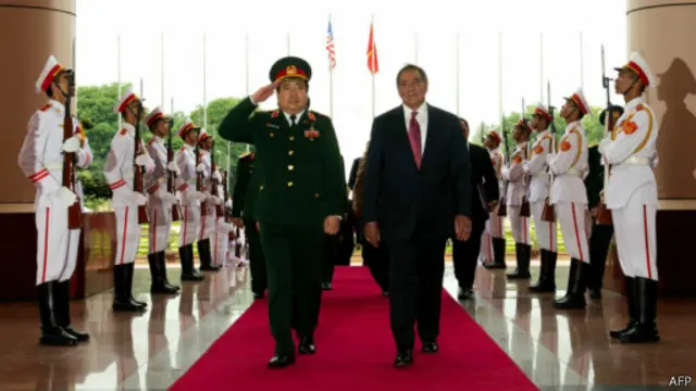 Ông Phùng Quang Thanh và cựu Bộ trưởng Quốc phòng Hoa Kỳ Leon Panetta vào tháng 6/2012