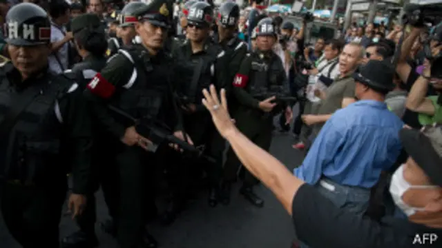 Victory monument မှာ အာဏာသိမ်းမှု ဆန့်ကျင်သူ တစ်ဦးကို ဖမ်းဆီးအပြီး လူအုပ်နဲ့ ထိပ်တိုက် ရင်ဆိုင်မိစဉ်။