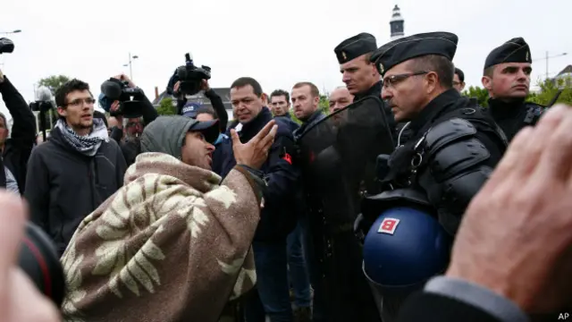 Мигрант спорит с полицейским