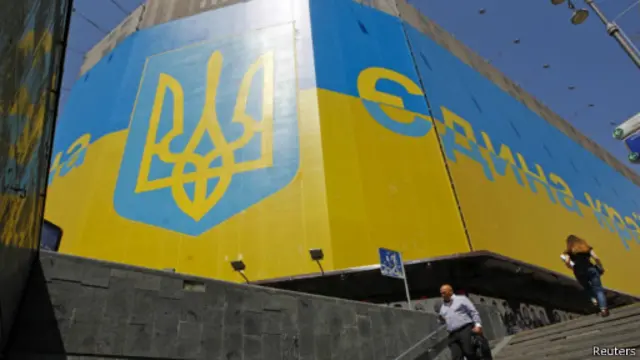 Щит с национальной эмблемой Украины в Киеве