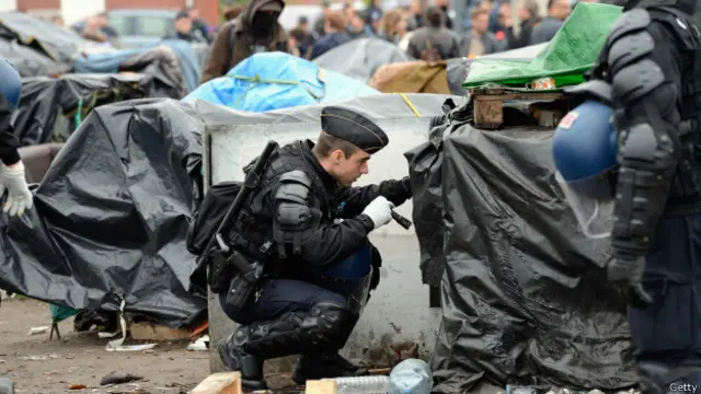 Полицейский у палатки 