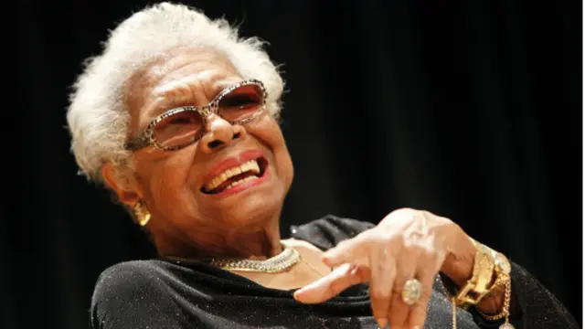 انگلیو نے اپنے بچپن کے دس سال امریکہ کےغریب ترین خطے میں گزارے میں تھے، اور وہ نسلی علیحدگی اور تعصب کی گواہ ہیں