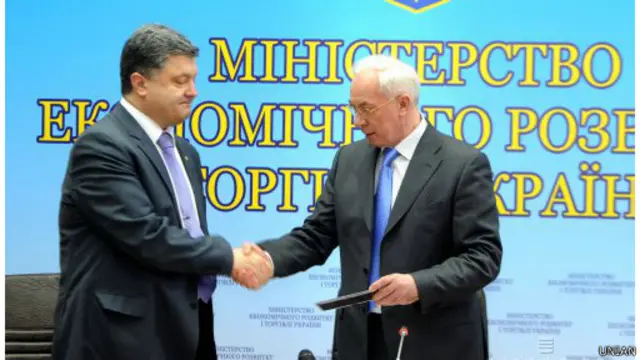 Порошенко жмет руку Азарову