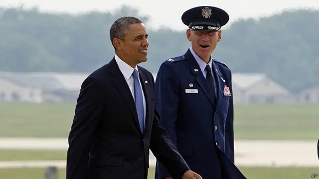 Obama camina hacia Air Force One