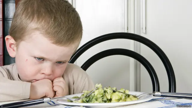 Niño frente a plato con brócoli