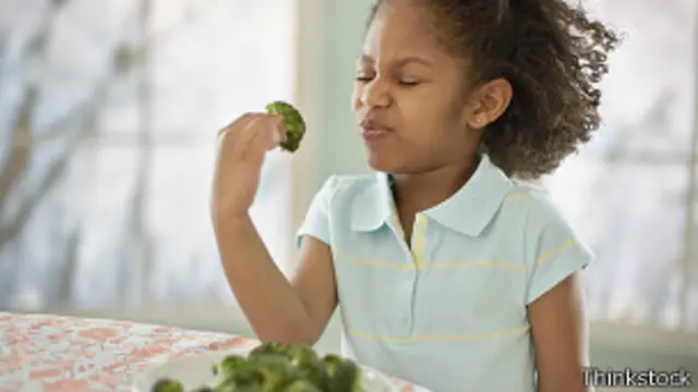 Niña con brócoli