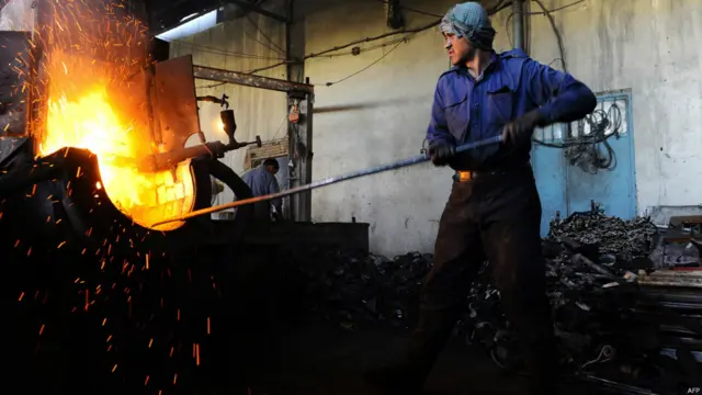 ایلمونیم کو ڈھالنے کا کام آسان نہیں ہوتا اور محنت کشوں کو دہکتی بھٹیوں کے آگے شدید تپش میں کام کرنا پڑتا ہے۔