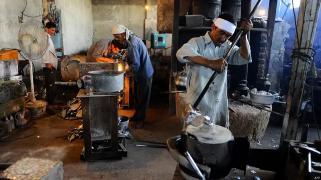 افغانستان سے غیرملکی فوجوں کا انخلاء ہو رہا ہے اور اطلاعات کے مطابق سنہ 2016 کے بعد افغانستان کا مستقبل عام افغان عوام کے ہاتھوں میں ہوگا۔