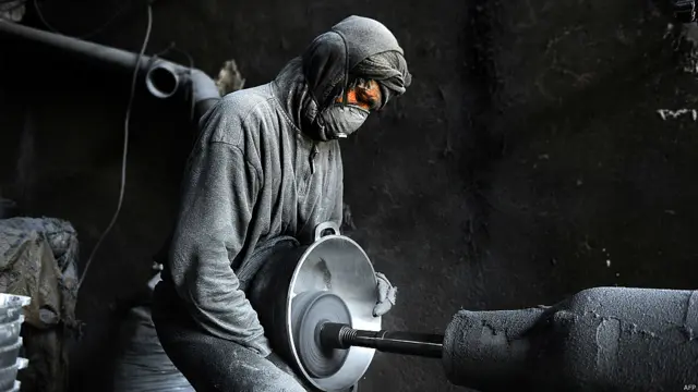 ان برتنوں کو ڈھالنے کے بعد ان پر پالش کی جاتی ہے۔