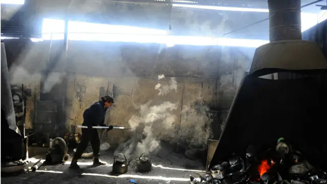 یہ محنت کش ہر دور میں ملک کو درپیش تمام مسائل کے باوجود اپنا پیٹ بھرنے کے لیے کام میں جتے رہے اور ان کی یہی محنت اور لگن ملک کا مستقبل سنوار سکتی ہے۔