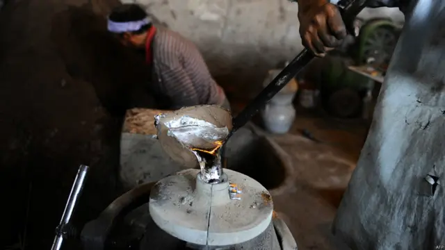 افغانستان کے شہر ہرات میں ایک ورکشاپ میں ایلمونیم کو ڈھال کر برتن بنائے جا رہے ہیں۔