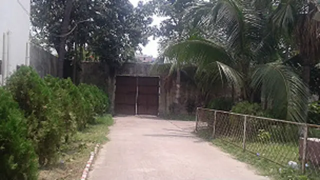 উচুঁ প্রাচীরে ঘেরা কেন্দ্রের ভিতরের গেট