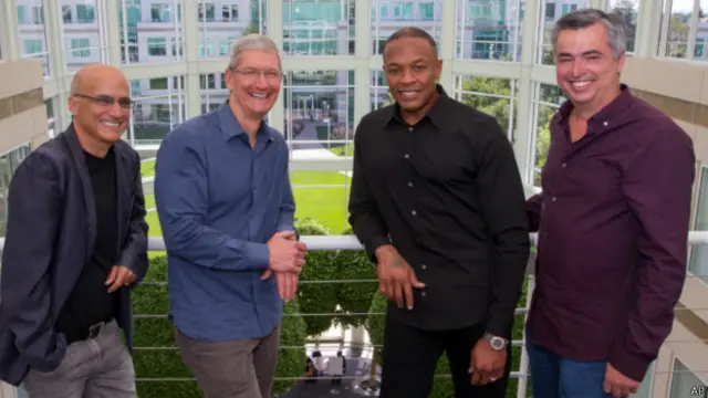 بیٹس کے شریک بانی جمی آئوین، ایپل کے سربراہ ٹم کوک، بیٹس کے شریک بانی ڈکٹر ڈری اور ایپل کے سینیئر نائب صدر ایڈی کیو آپس میں گفتگو کر رہے ہیں