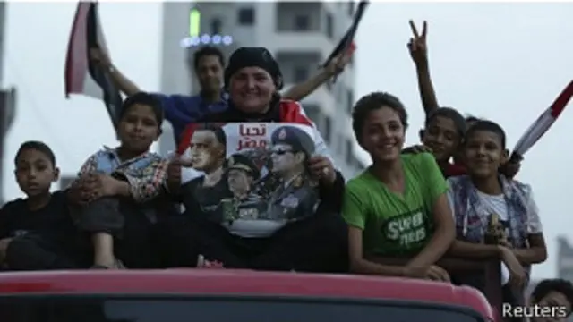 شادی هواداران سیسی در آخرین روز رایگیری - با تحریم گسترده گروههای مخالف فرمانده سابق ارتش، از پیش گمان میرفت که او پیروز مطلق این انتخابات باشد