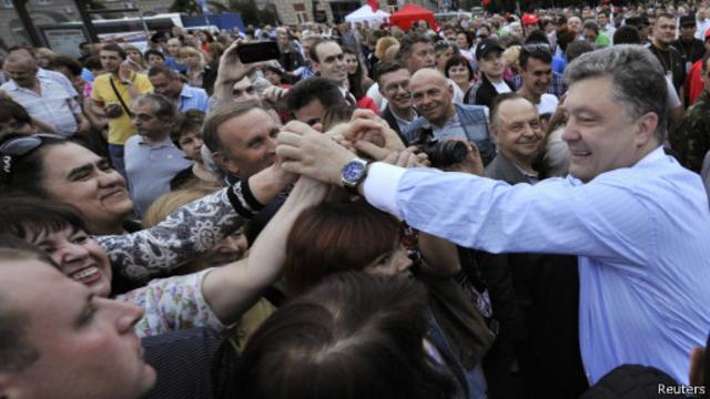 Петр Порошенко встречается с людьми во время предвыборной кампании