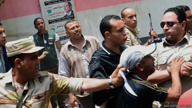 الشرطة العسكرية المصرية تقبض على شخص قالت إنه أطلق رصاصات مطاطية أمام مركز تصويت في مدينة المنصورة، شمال القاهرة، في اليوم الثالث للتصويت.