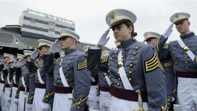 Các sinh viên của Học viện Quân sự Hoa Kỳ đón chào ông Obama