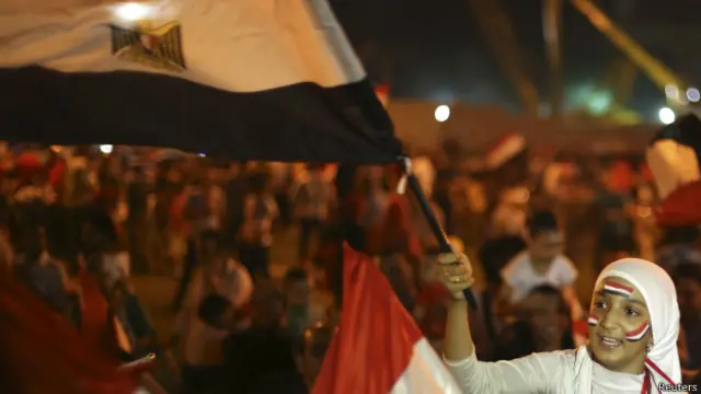 بعض الأطفال لون وجهه بألوان العلم المصري.