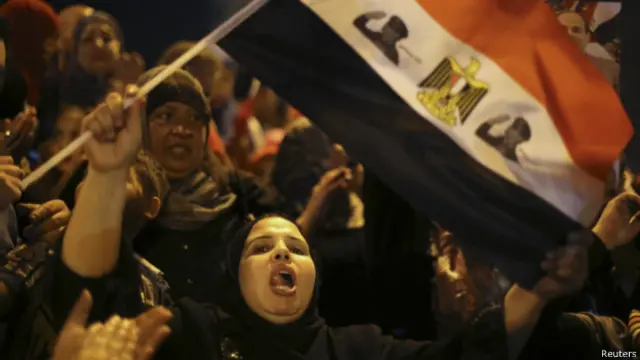 بعض المؤيدين رسموا صورة السيسي بالزي العسكري على أعلام مصر.