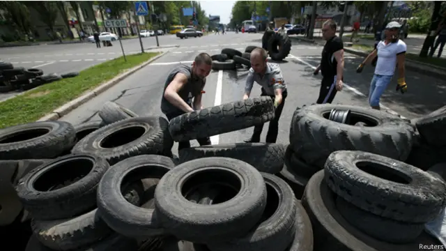 مؤيدون للانفصال يقيمون الحواجز في دونيتسك