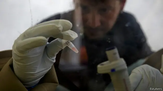 Técnico aisla ARN de ébola