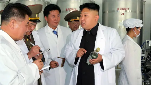 الزعيم الكوري الشمالي كيم جونغ اون يتفقد مصنعا للمشروبات