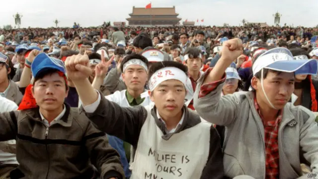 二十五年前，学生们在北京天安门广场的抗议示威