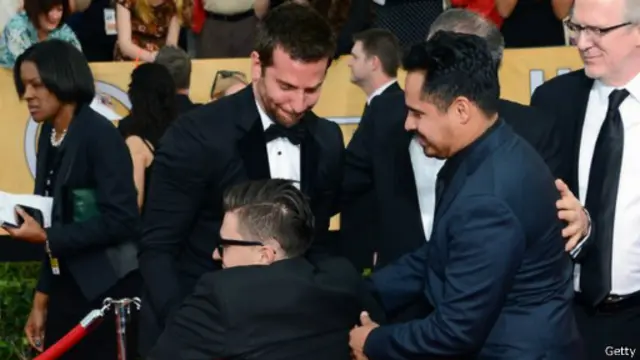 اس سے قبل جنوری میں وہ ایک ایوارڈ کی تقریب میں گھٹنوں کے بل بیٹھ کر بریڈلی کُوپر کی ٹانگوں سے لپٹ گئے