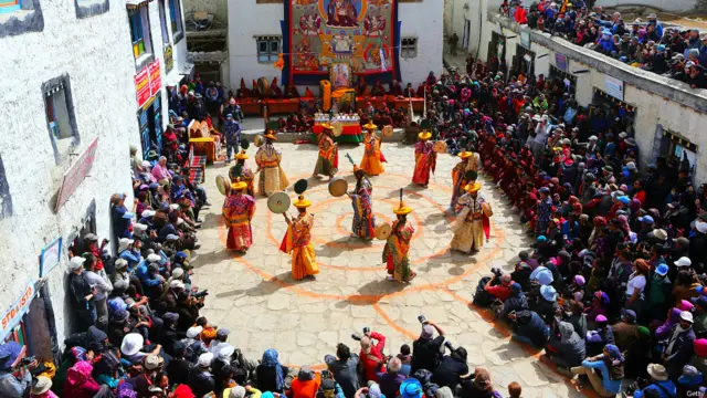  فیسٹیول کو روایتی رقص اور ڈھول کے ساتھ منایا جاتا ہے۔ شیطانوں کا روایتی لباس پہنے فیسٹیول میں شریک لوگوں کو ہتھیار بھی دیے جاتے ہیں۔ 