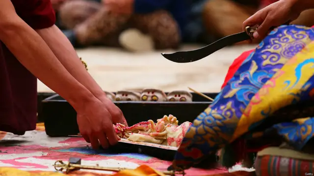 مقامی لوگوں کا خیال ہے کہ شیطانوں کے اس شکار کے بعد علاقے میں قحط سالی اور سرد موسم کا اختتام ہوتا ہے اور خوشحالی آتی ہے۔