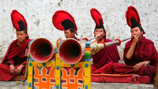 مسٹینگ کے پہاڑوں میں جانے والا راستہ بہت طویل اور مشکل ہے۔ فیسٹول میں شرکت کرنے والے سیاحوں کو تنگ اور خطرناک راستے سے پیدل سفر کر کے آنا ہوتا ہے۔