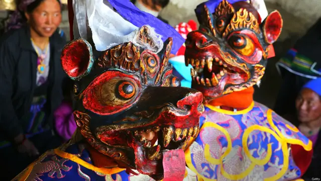 یہ فیسٹیول مقامی لوگوں کی ایک روایتی کہانی پر مبنی ہے جس میں بدھ بھکشوؤں کو مسٹینگ کے علاقے کو بچانے کے لیے شیطانوں سے مقابلہ کرنا ہوتا ہے۔ 