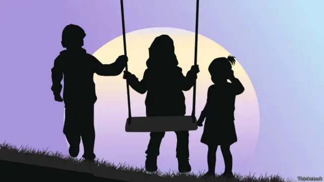 Silueta de niños con fondo de luna