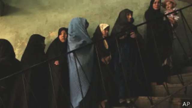 اکتوبر ۲۰۰۴ نخستین دوره انتخابات ریاست جمهوری افغانستان برگزار شد