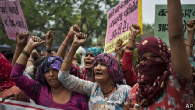 အမှုကို စစ်ဆေးဖို့ ဒါးလစ် မျိုးနွယ်ဝင် အမျိုးသမီးတွေ ဆန္ဒပြကြစဉ်။